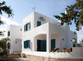 Villa Velissarios: wonderful villa next to beach: Egine şehrinde bir kulübe