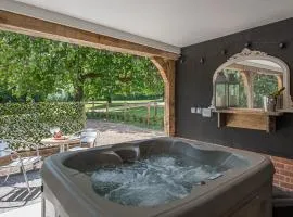 Geoff's Rest at Pond Hall Farm in Hadleigh with Private Hot Tub