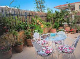 250 metres from the sea an independent tiny house with a yard full of flowers! Spitaki the Little House!, hotel em Ierápetra