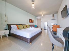 Epipleon Luxury Suites -105- Δωμάτιο 35τμ με βεράντα 35τμ μπροστά στη θάλασσα, hotel in Nafpaktos