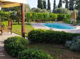 Viesnīca Luxurious 6 bedroom villa In a great location pilsētā Halkida