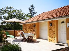 Maisonnette rénovée, Hotel in Lacrabe