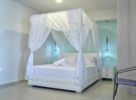 Epipleon Luxury Suites -101- Δωμάτιο 45τμ με βεράντα 30τμ μπροστά στη θάλασσα, hotel in Nafpaktos