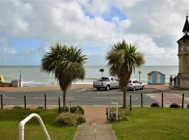 Pink Beach Holiday Apartments, apartment in Shanklin