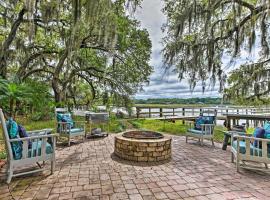 Riverfront Oasis on Amelia Island 7 Mi to Beach!, holiday home sa Fernandina Beach