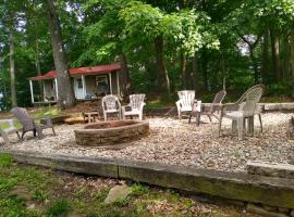 Serenity cabin on the hill, hotel v destinaci Brownsville