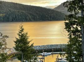 Port Renfrew Oceanfront Retreat، كوخ في بورت رينفرو