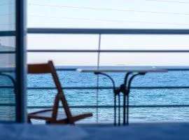 Lemoni Luxury Residence in front of the Sea