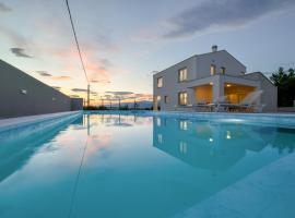 NEW Villa Buterin with heated pool, ваканционно жилище на плажа в Новиград Далмация