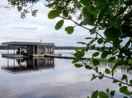 Boat House, hotel v destinaci Baltezers