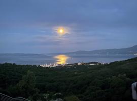 Terra Magica Deluxe Apartment Or Room with Private Parking, Terrace and Sea View, familiehotell i Rijeka