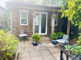 Kwetu Cabin, guest house in Bordon