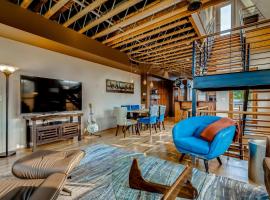 Old Town Loft Oasis with Amazing Rooftop Deck!, hotel a Fort Collins
