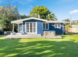 The Little Blue Bach - Waikanae Beach Holiday Home, hotel in Waikanae