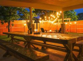 Dallas 4BR Large yard w HOT TUB , Fire pit and basketball Hoop, cottage ở Dallas