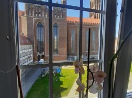Apartment in Old Town - view of Mariacki Church, hotel near Main Town Hall, Gdańsk