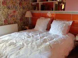 Chambre familiale avec piscine chauffée et jacuzzi