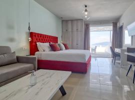 Epipleon Luxury Suites -102- Δωμάτιο 45τμ με βεράντα 35τμ μπροστά στη θάλασσα, hotel in Nafpaktos