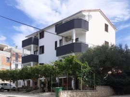 Apartments Parać, smještaj uz plažu u Petrčanima
