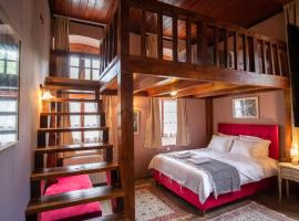 The Old School Boutique Hotel، فندق في سيراكو