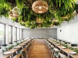 HERBARIUM boutique hotel، فندق في أولوموك