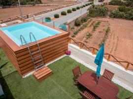 Tal-Karmnu Entire house with private heated pool and jacuzzi, villa in Kirkop