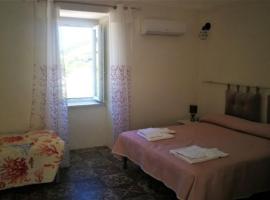 Visitponza - La casa di Eolo, guest house in Ponza