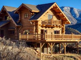 Spacious Mountain Retreat with Deck Hike and Explore!, cabaña o casa de campo en Glenwood Springs