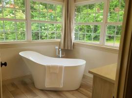 Farm House stay with soaking tub and hot tub barn, cabaña o casa de campo en Hammond