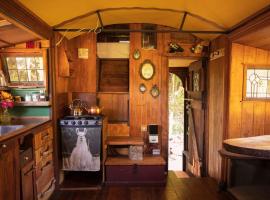 Alpacas Off Grid - House Truck, feriebolig i Takaka