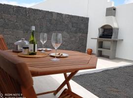 Precioso apartamento con terraza en Teguise, feriebolig i Teguise