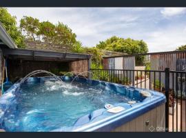 Coastal Country Retreat, Spa, fireplace, pet friendly, FREE WIFI wine & chocolates, Kilarney, 10 minutes to Phillip Island、Kilcundaのホテル