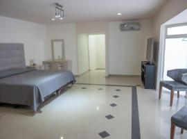 Room in Guest room - 22 Suite for two people, guest house sa Torreón
