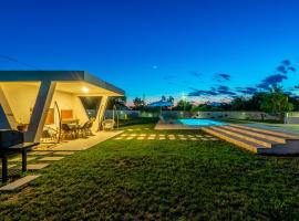 S&I Peaceful Holiday Home With Pool & Jacuzzi, Hotel in der Nähe vom Flughafen Zadar - ZAD, 