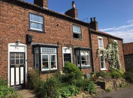 Cosy Lincs Wolds cottage in picturesque Tealby, holiday rental in Tealby
