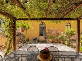 Secret Garden House, holiday home in Siena