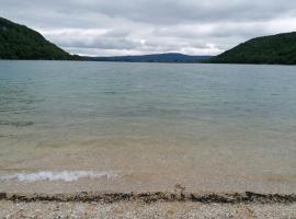 Chez Catherine & Patrick, Lac de Chalain-stöðuvatnið, Fontenu, hótel í nágrenninu