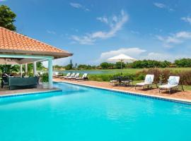 Los Lagos 19- Golf and Lake View 5-Bedroom Villa，位于拉罗马纳的带停车场的酒店