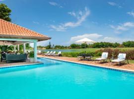 Los Lagos 19- Golf and Lake View 5-Bedroom Villa, hotel dicht bij: Internationale luchthaven La Romana - LRM, 