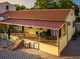 Vacation house Maria, big garden, private parking – hotel z parkingiem w mieście Vinkuran