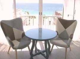 Apartamento Giner, muy centrico, soleado, en pleno casco historico, frente la playa de levante, a unos pasos, con vistas al mar