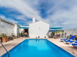 Casa Mundo - 16th century traditional white village house with pool，Pinos del Valle的度假住所