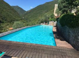 Stunning medieval setting surrounded by mountains, hotel amb aparcament a Castelbianco