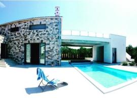 Villa Lavanda in Kriz Sezana with private swimpool โรงแรมในSežana