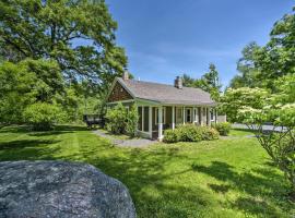 Charming Cottage with Deck Mtn and Lake Views!: Wallkill şehrinde bir otoparklı otel