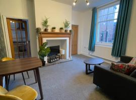 BOUTIQUE CITY CENTRE APARTMENT WITH PARKING, íbúð í Chester