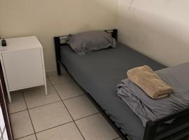 Private Cubicle - Single Bed - Mixed Shared Dorm - MIAMI AIRPORT, hostel in Miami