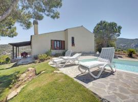 Belvilla by OYO Luxurious villa with private pool, hotelli kohteessa Baja Sardinia