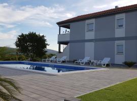 Apartments Zanic with private swimming pool and sea view, hotel de lujo en Starigrad-Paklenica