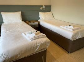Room Only Rental 15 Former Hotel with Self Entry Key, hotel din Pevensey